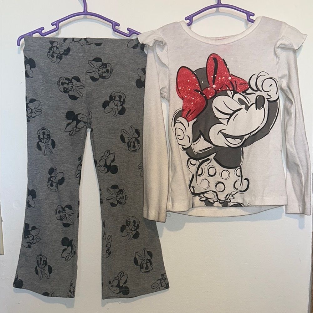 🖤2/$25 Minnie Mouse top and flair bottoms